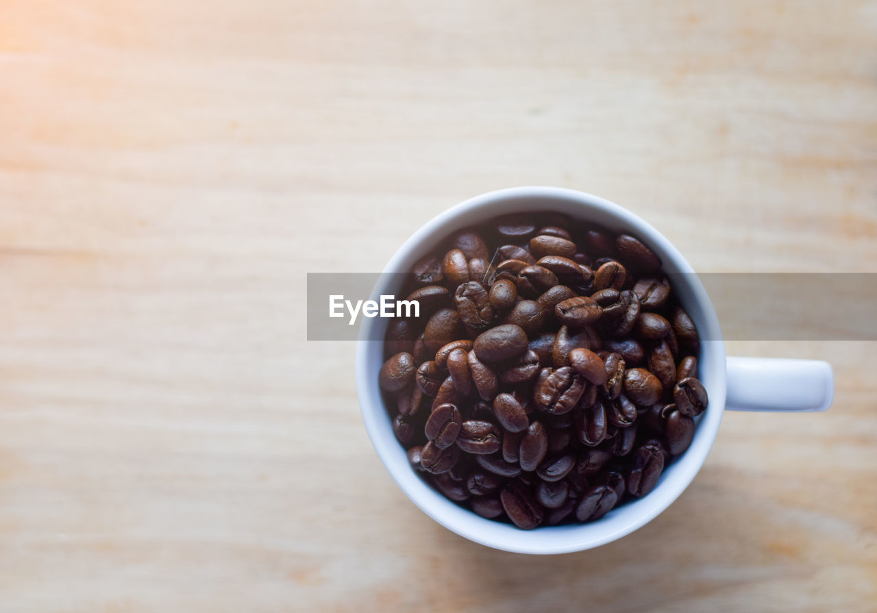 HIGH ANGLE VIEW OF COFFEE BEANS IN BOWL