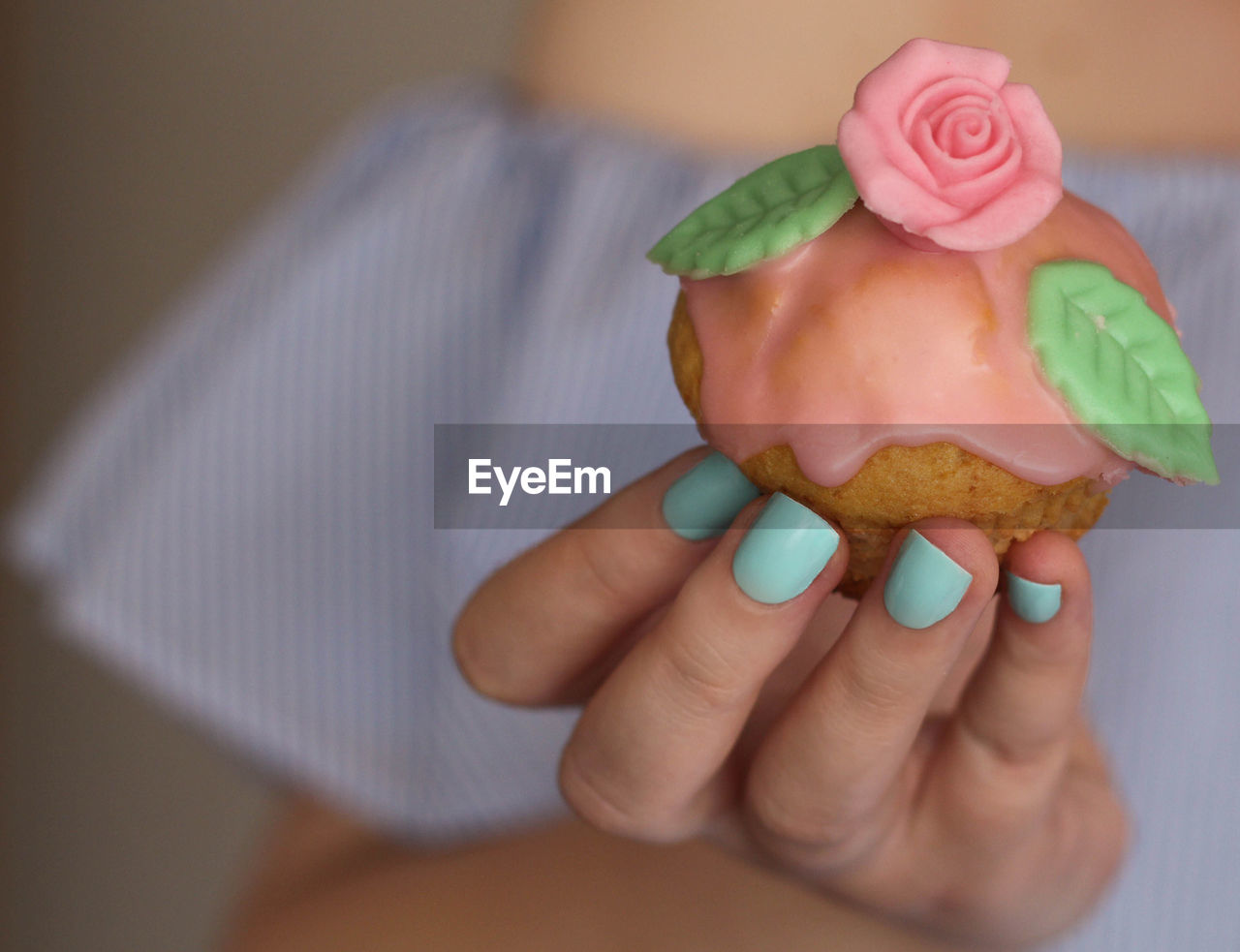 Close-up of hand holding muffin