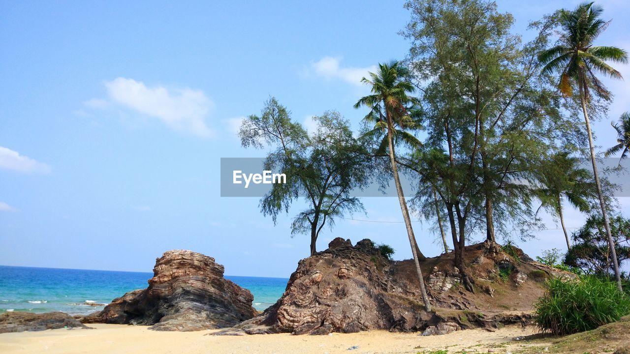 SCENIC VIEW OF ROCK FORMATION IN SEA AGAINST SKY