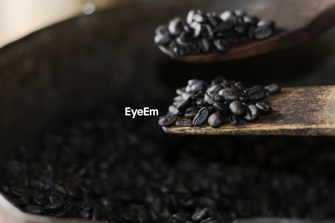 HIGH ANGLE VIEW OF COFFEE BEANS IN GLASS ON TABLE