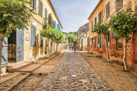 NARROW ALLEY IN CITY