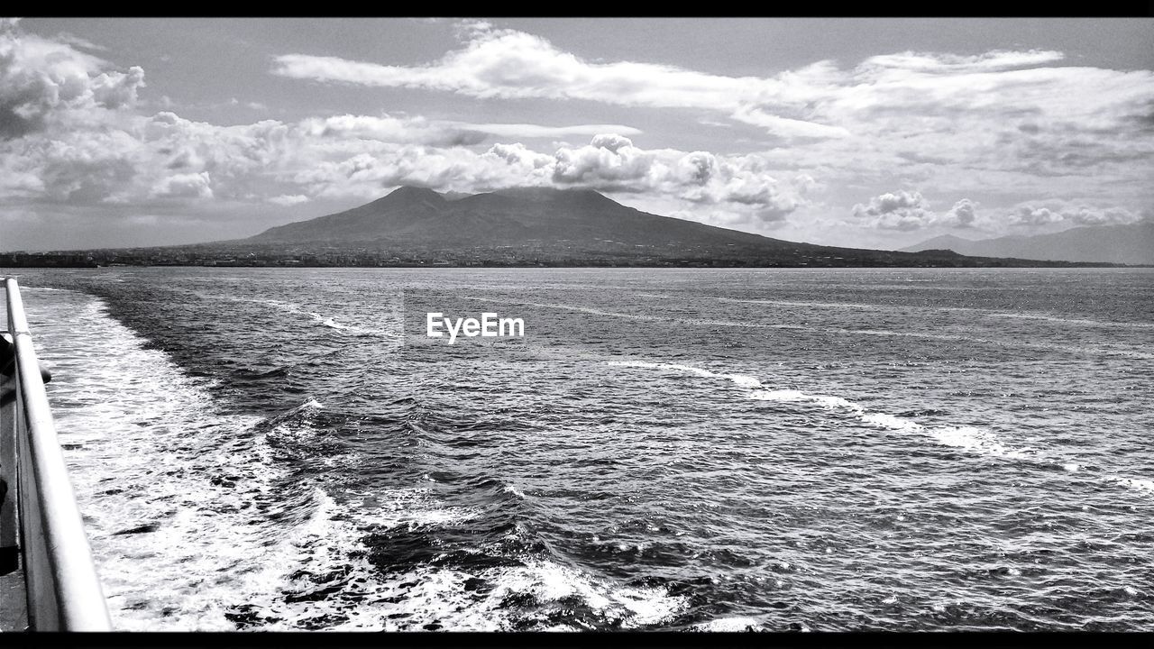 SCENIC VIEW OF SEA BY MOUNTAIN AGAINST SKY