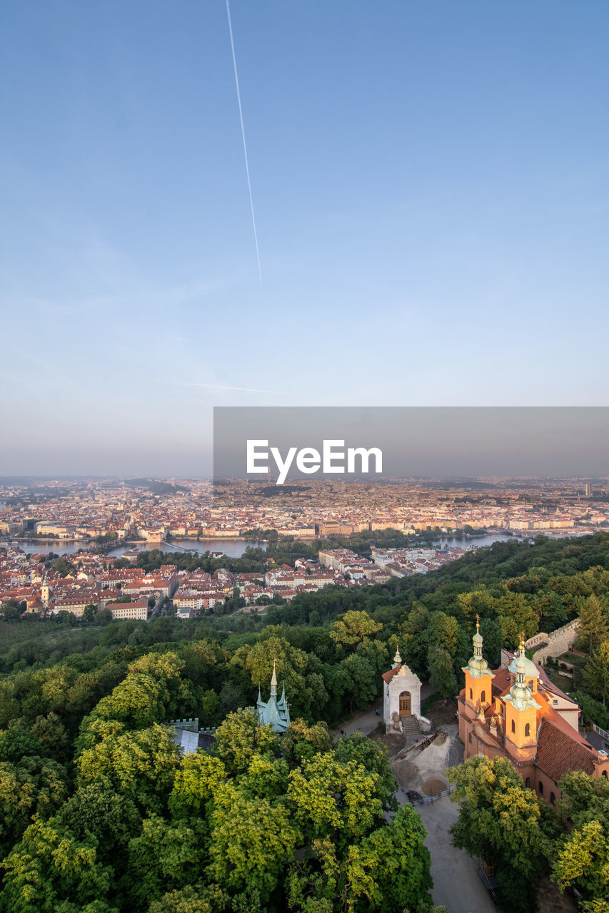 HIGH ANGLE VIEW OF BUILDINGS AGAINST SKY