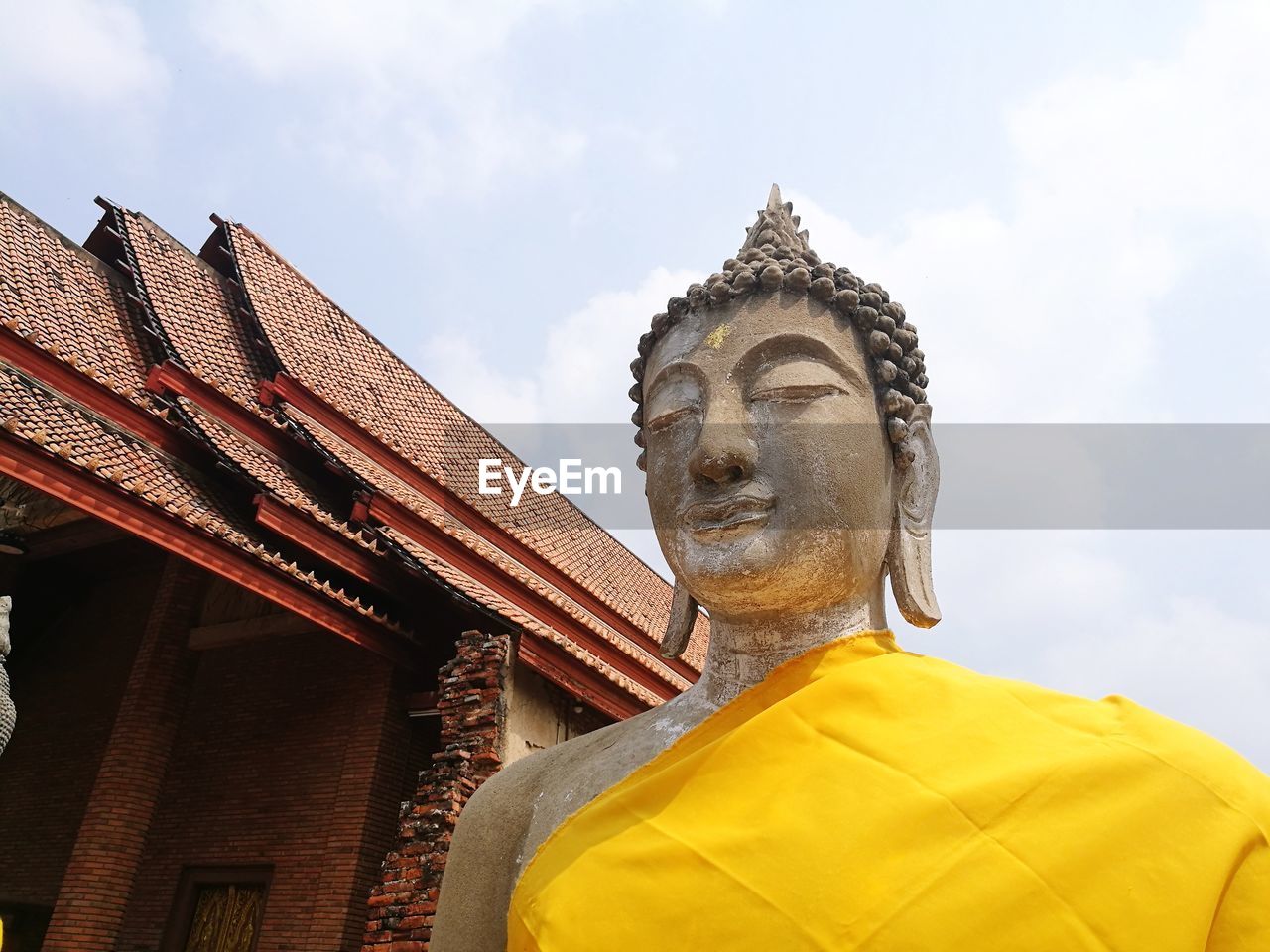 LOW ANGLE VIEW OF STATUE AGAINST TEMPLE