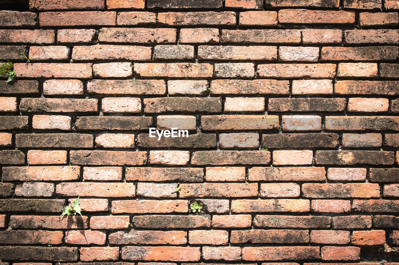 FULL FRAME SHOT OF STONE WALL