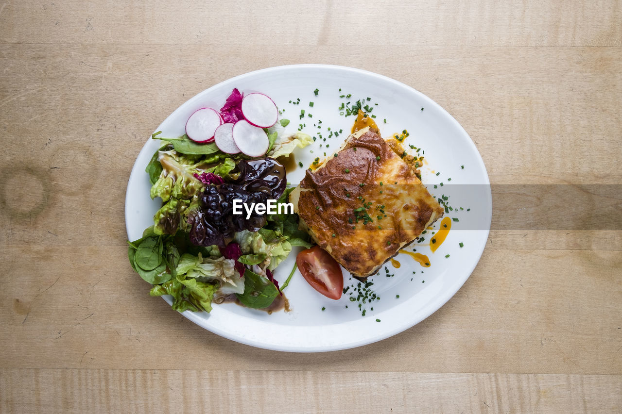 HIGH ANGLE VIEW OF SALAD SERVED IN PLATE