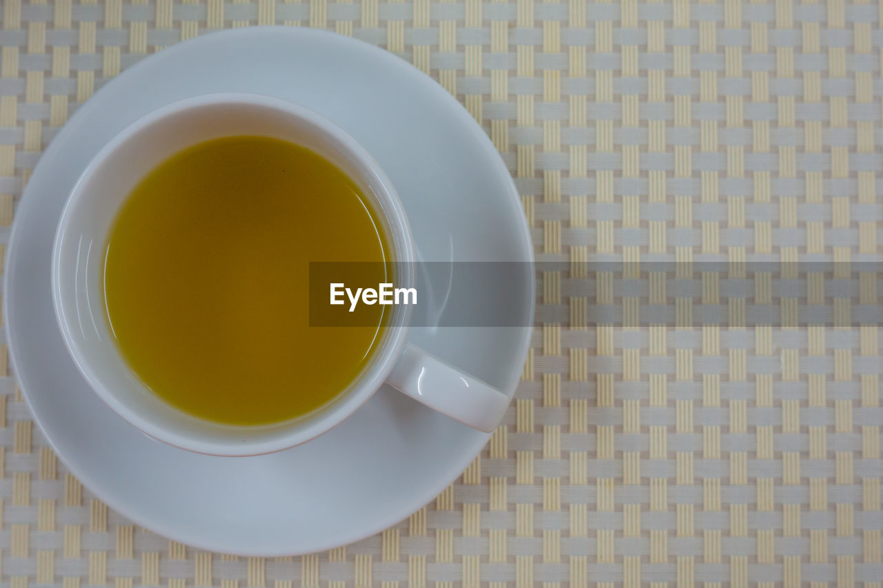 DIRECTLY ABOVE SHOT OF CUP OF COFFEE ON TABLE