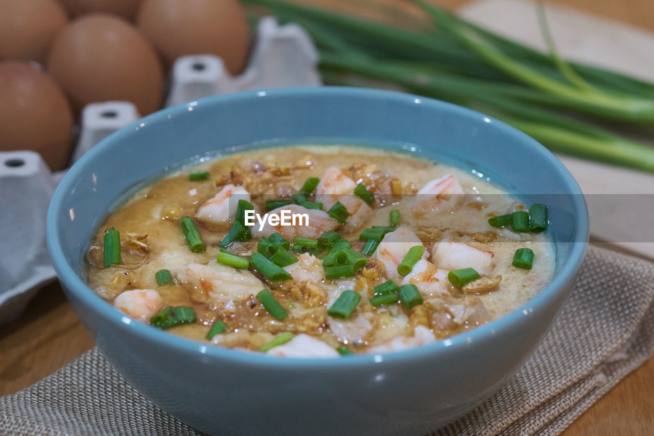 HIGH ANGLE VIEW OF SOUP IN BOWL