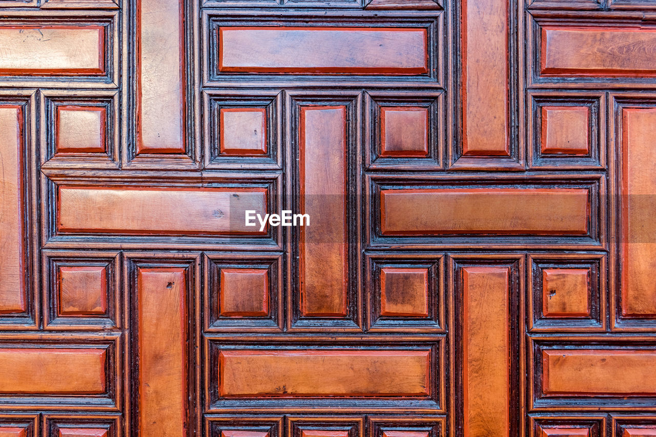 FULL FRAME SHOT OF CLOSED DOOR OF BUILDING