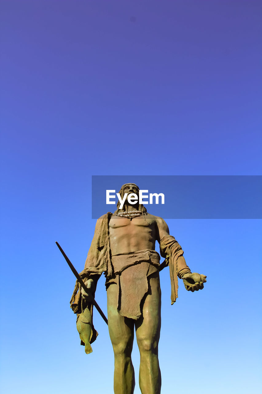 LOW ANGLE VIEW OF STATUE AGAINST SKY