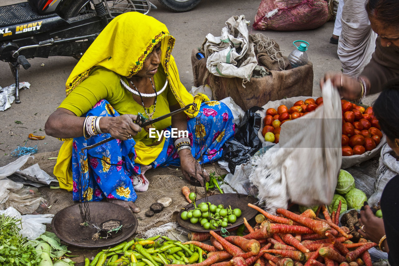 HIGH ANGLE VIEW OF FOOD FOR SALE AT MARKET STALL