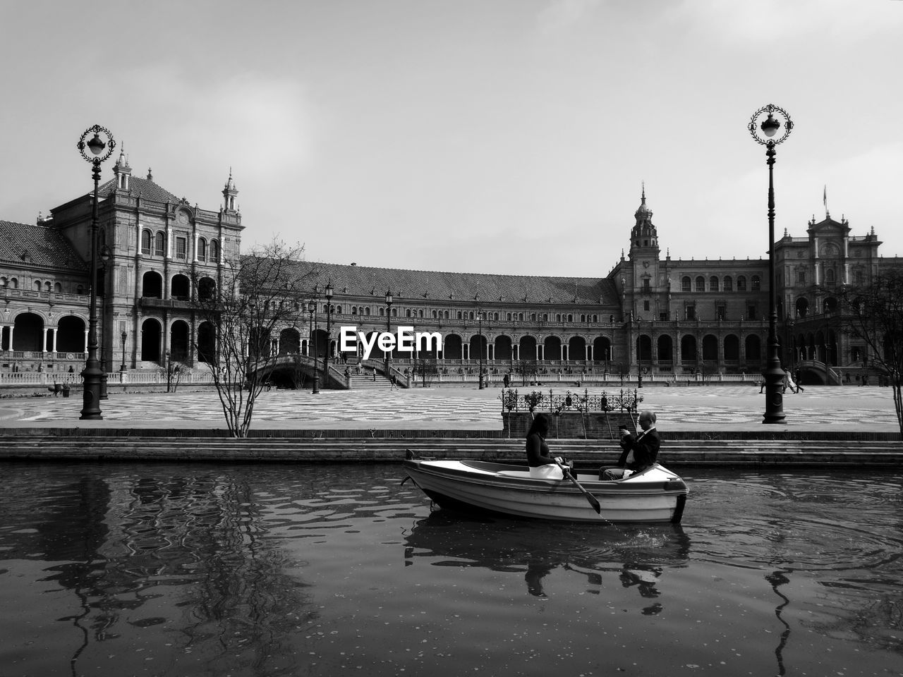 VIEW OF BOATS IN CITY