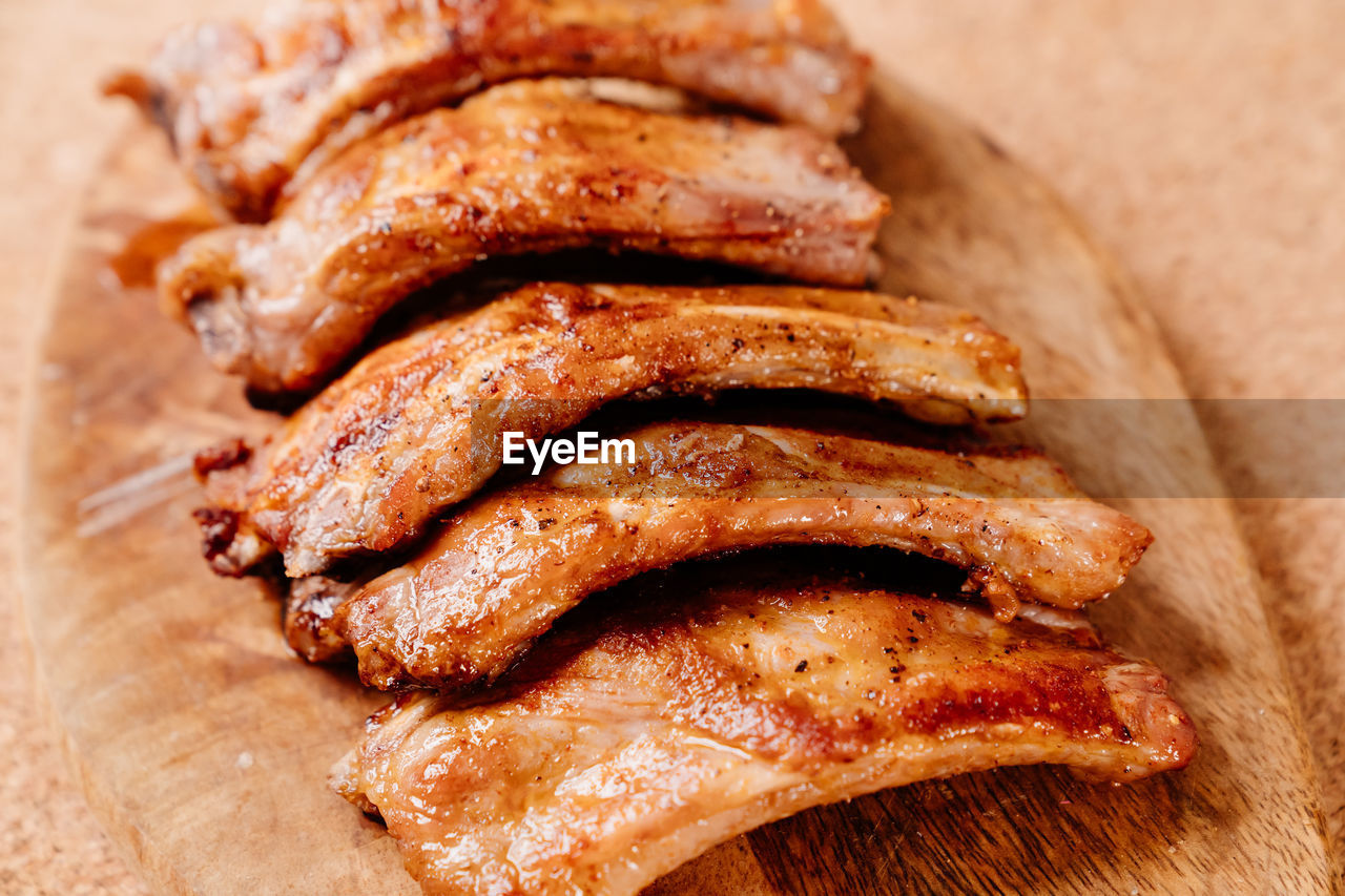 HIGH ANGLE VIEW OF MEAT IN PLATE ON TABLE