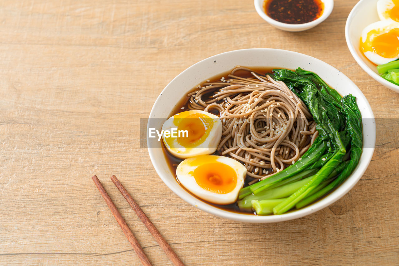 HIGH ANGLE VIEW OF SOUP IN BOWL