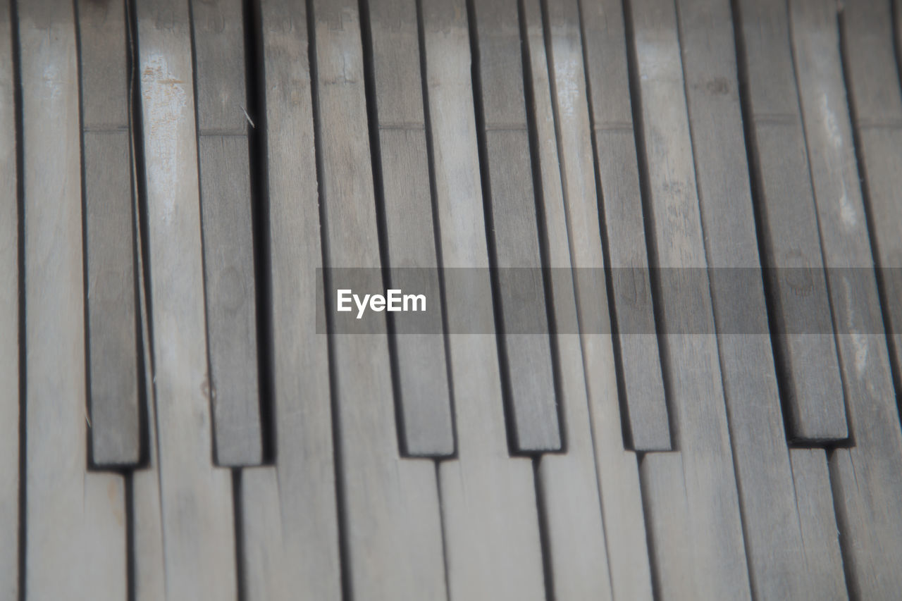 FULL FRAME SHOT OF WOOD PATTERN ON WOODEN FLOOR