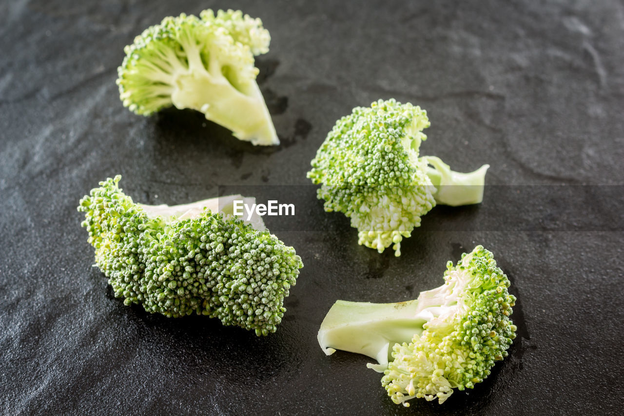 HIGH ANGLE VIEW OF CHOPPED LEAF ON GREEN PLANT