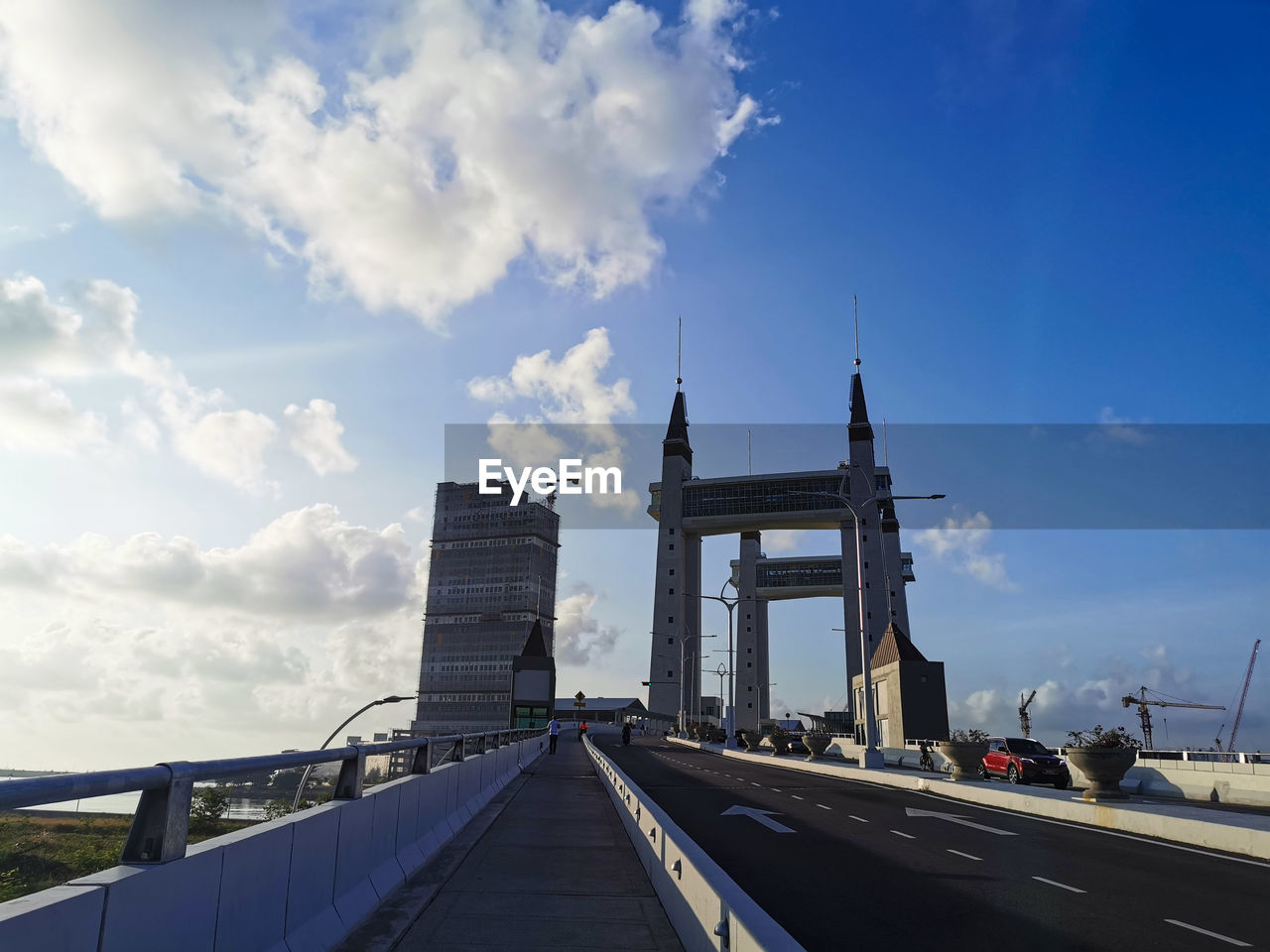 VIEW OF TOWER BRIDGE