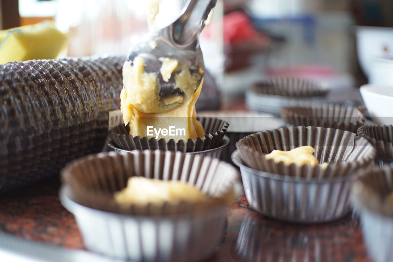 CLOSE-UP OF CUPCAKES ON TRAY