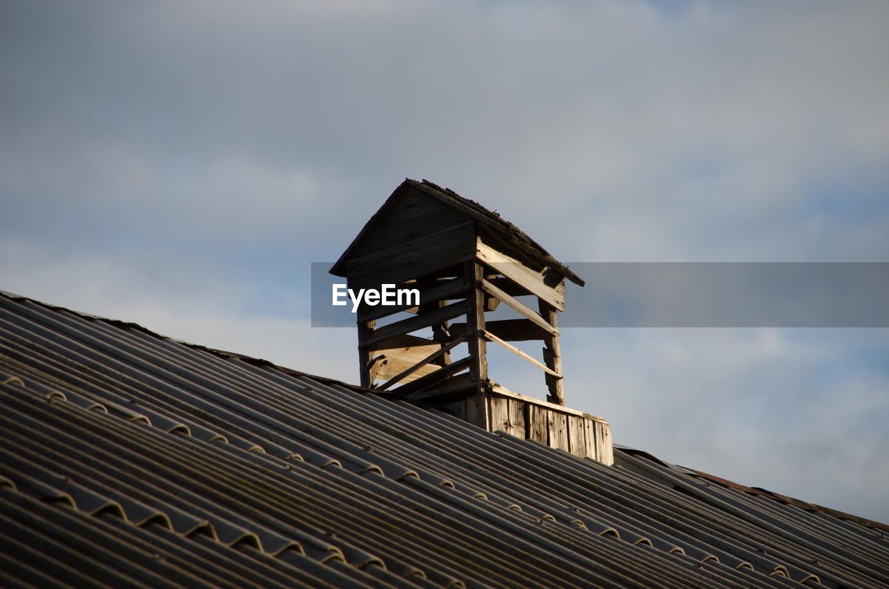 LOW ANGLE VIEW OF ROOF