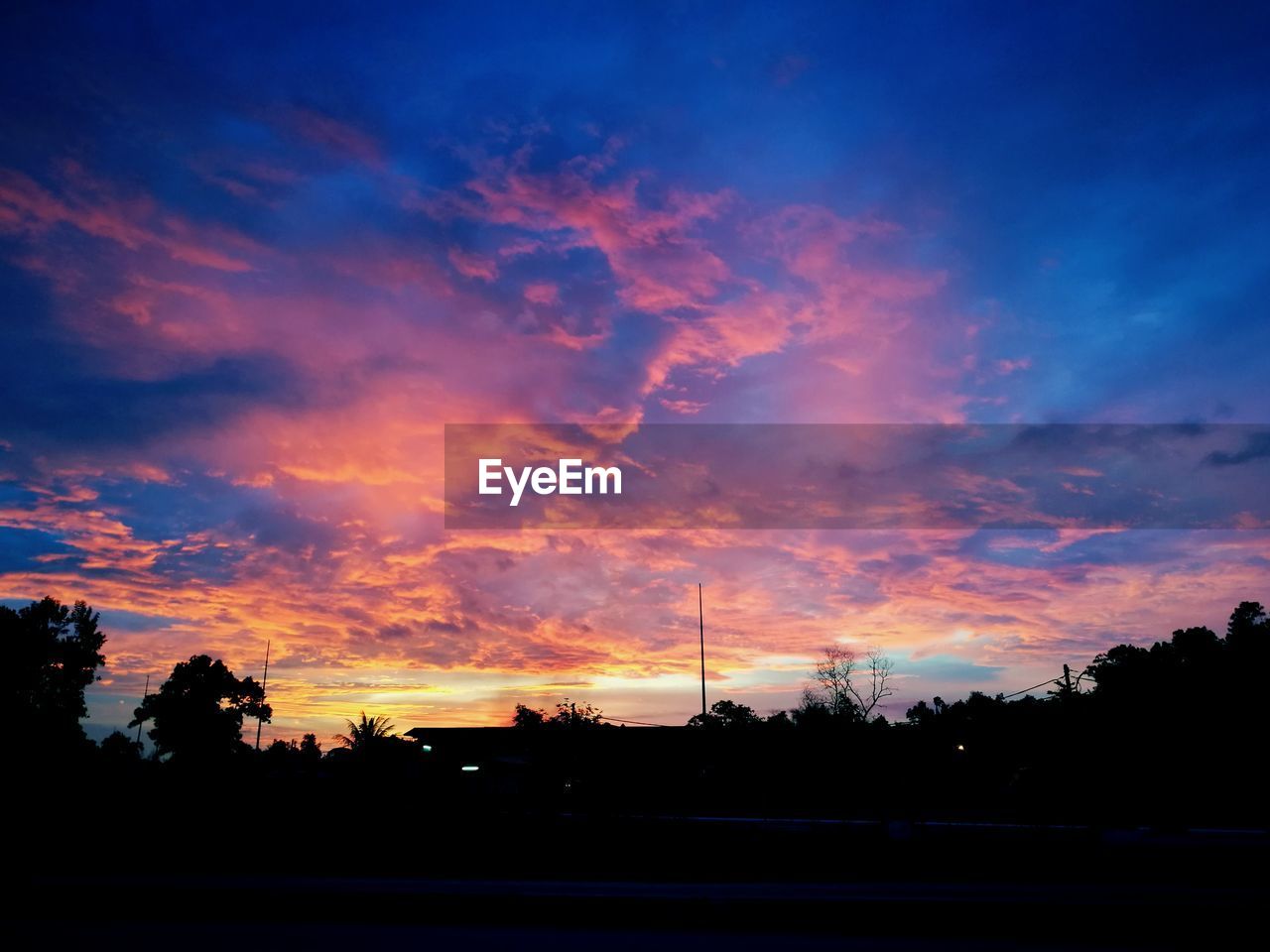 SCENIC VIEW OF DRAMATIC SKY OVER SILHOUETTE LANDSCAPE