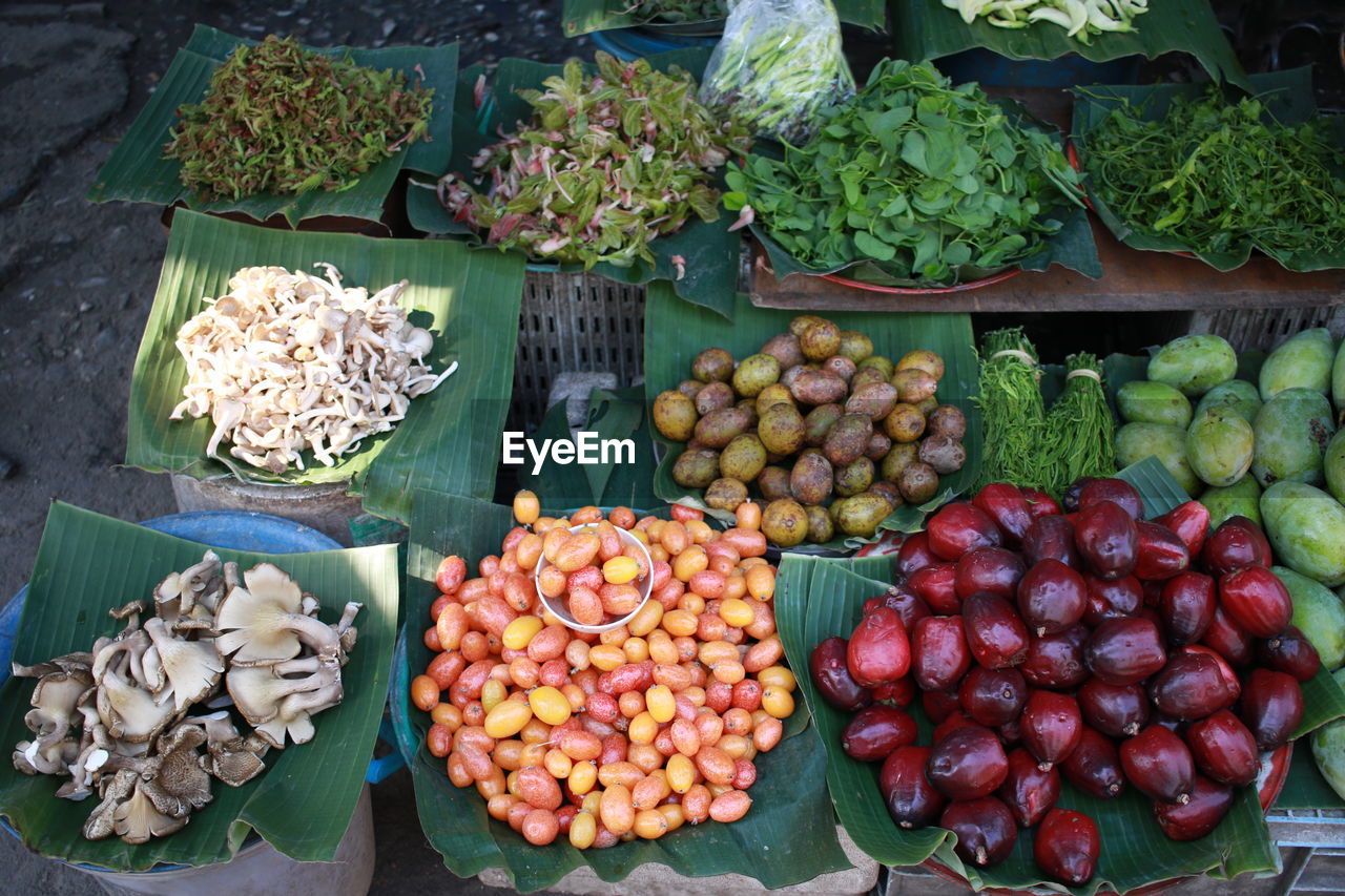 HIGH ANGLE VIEW OF FRUITS IN MARKET