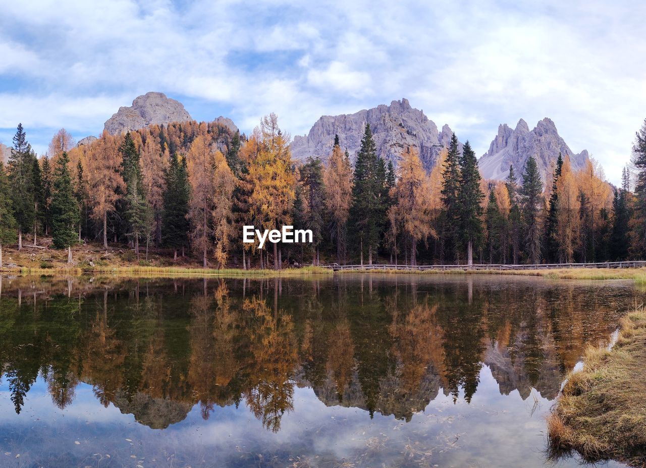 SCENIC VIEW OF LAKE AGAINST SKY DURING AUTUMN