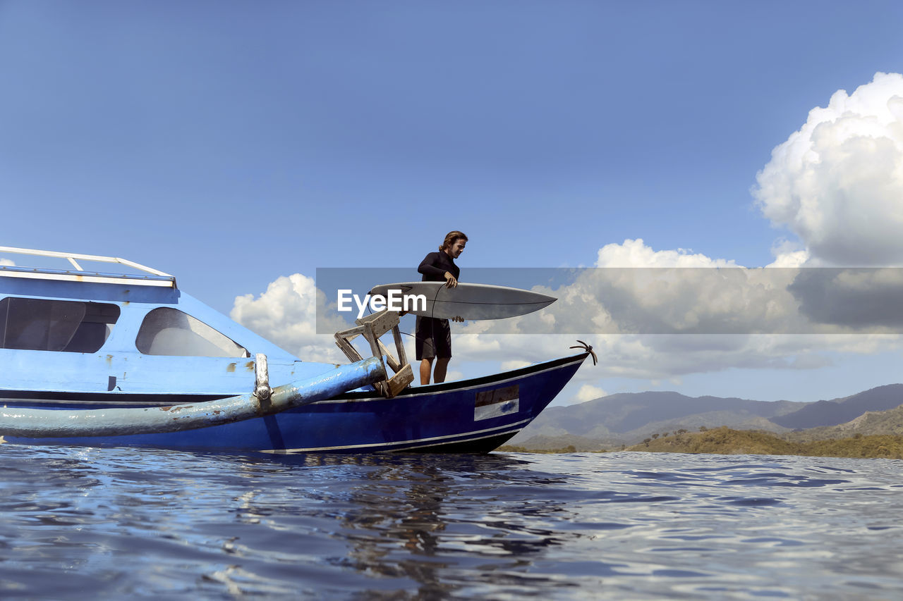 Man standing at the boat into sea