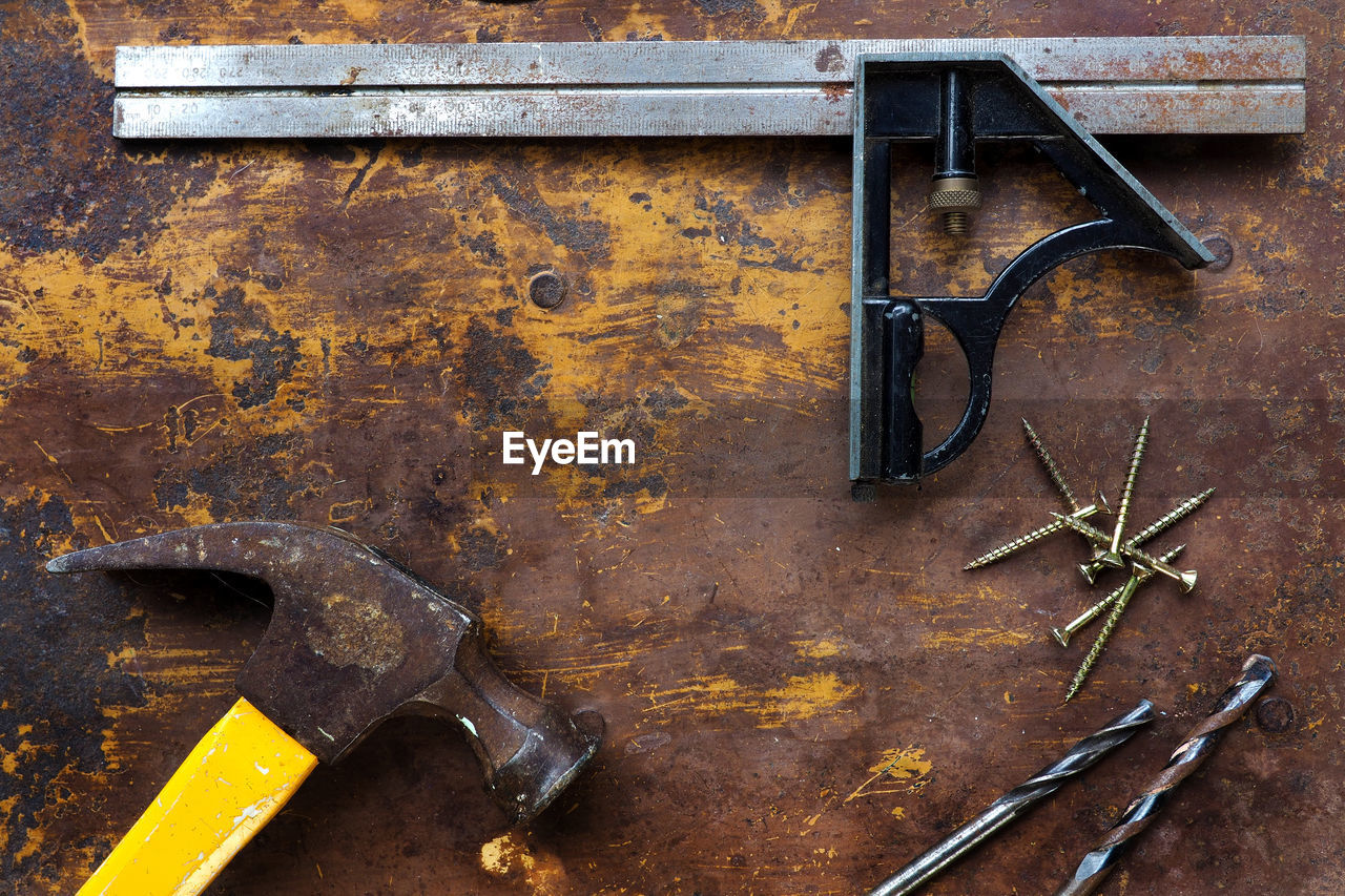 DIRECTLY ABOVE SHOT OF OLD METAL CHAIN ON WOOD