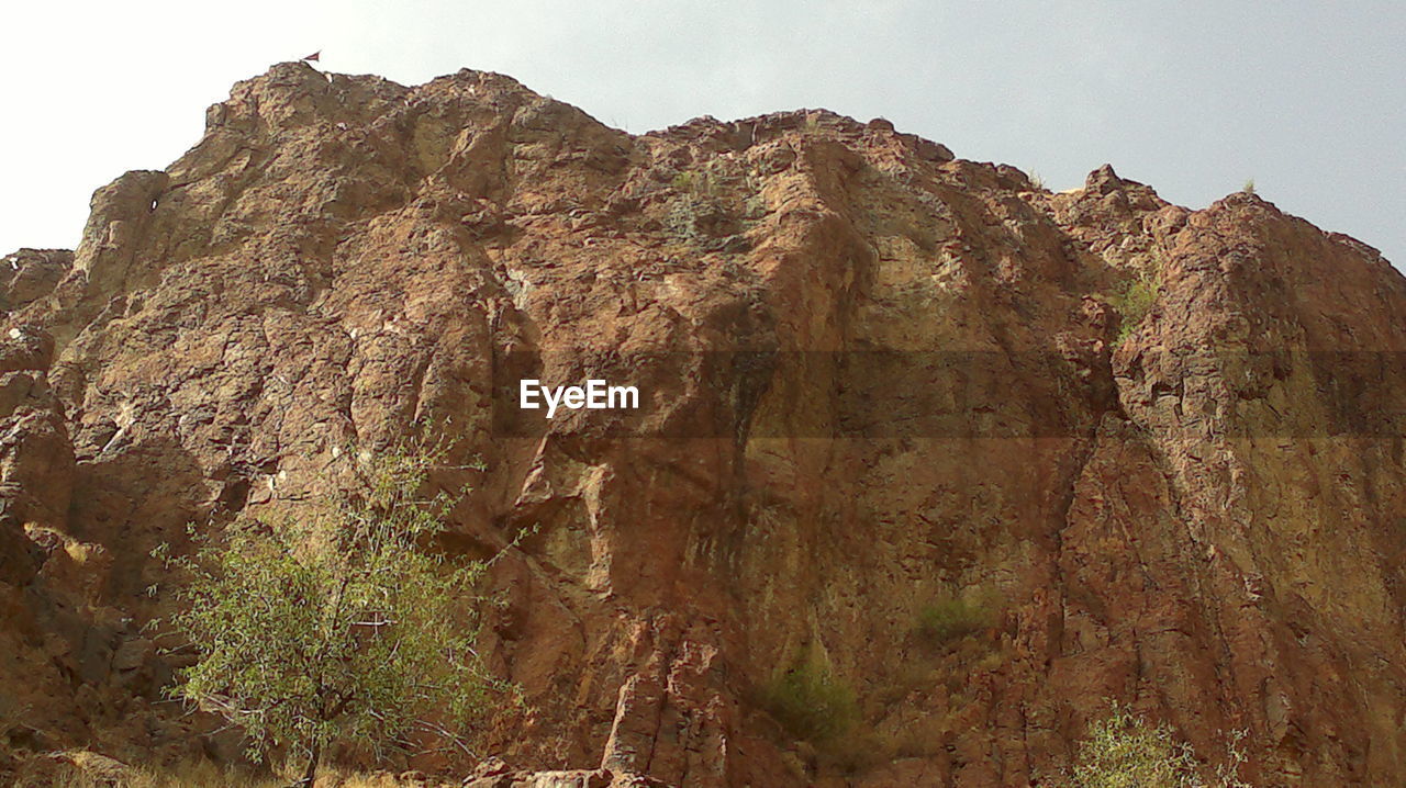 SCENIC VIEW OF ROCKY MOUNTAINS AGAINST SKY