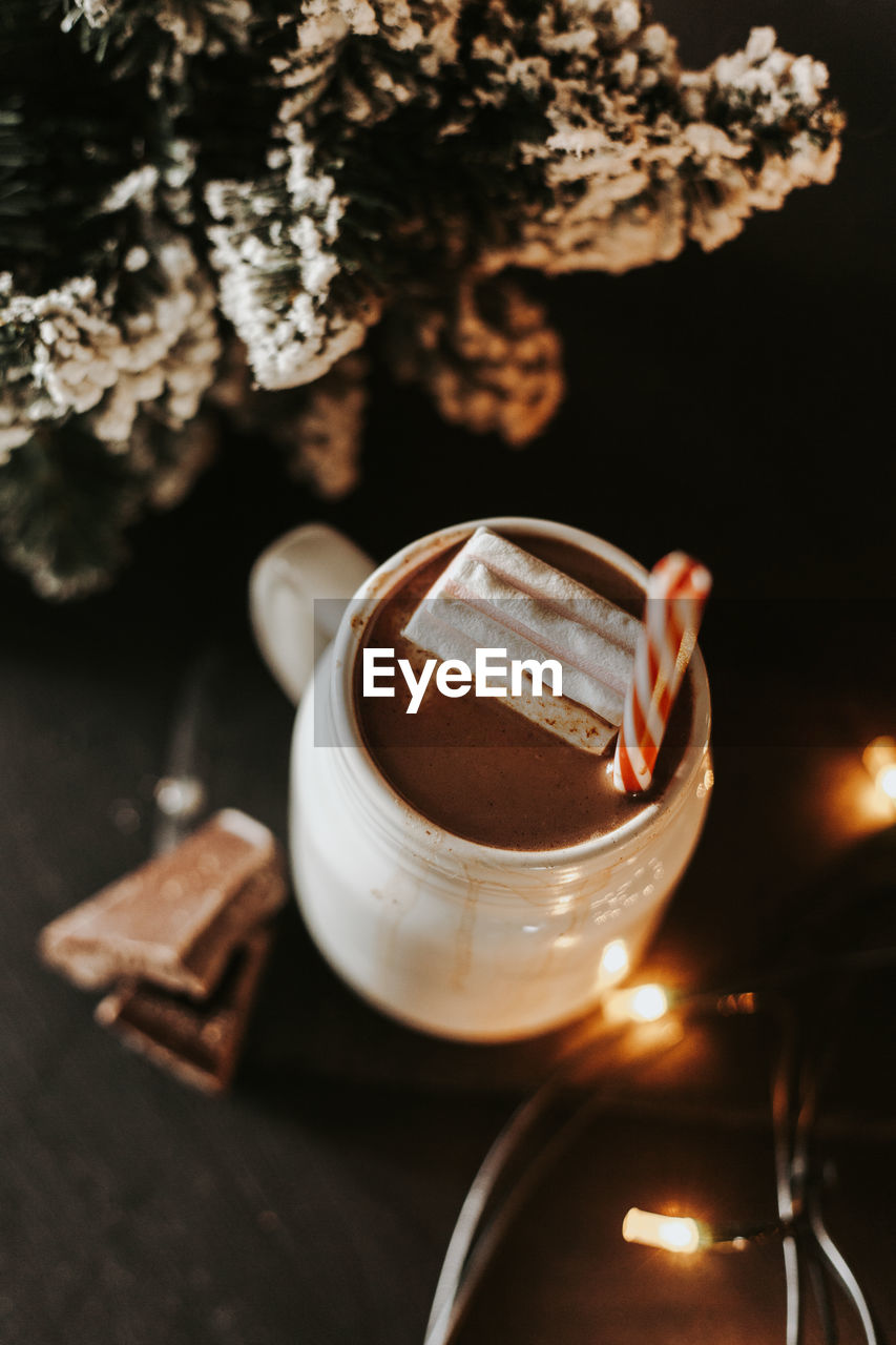 HIGH ANGLE VIEW OF COFFEE AND TEA ON TABLE