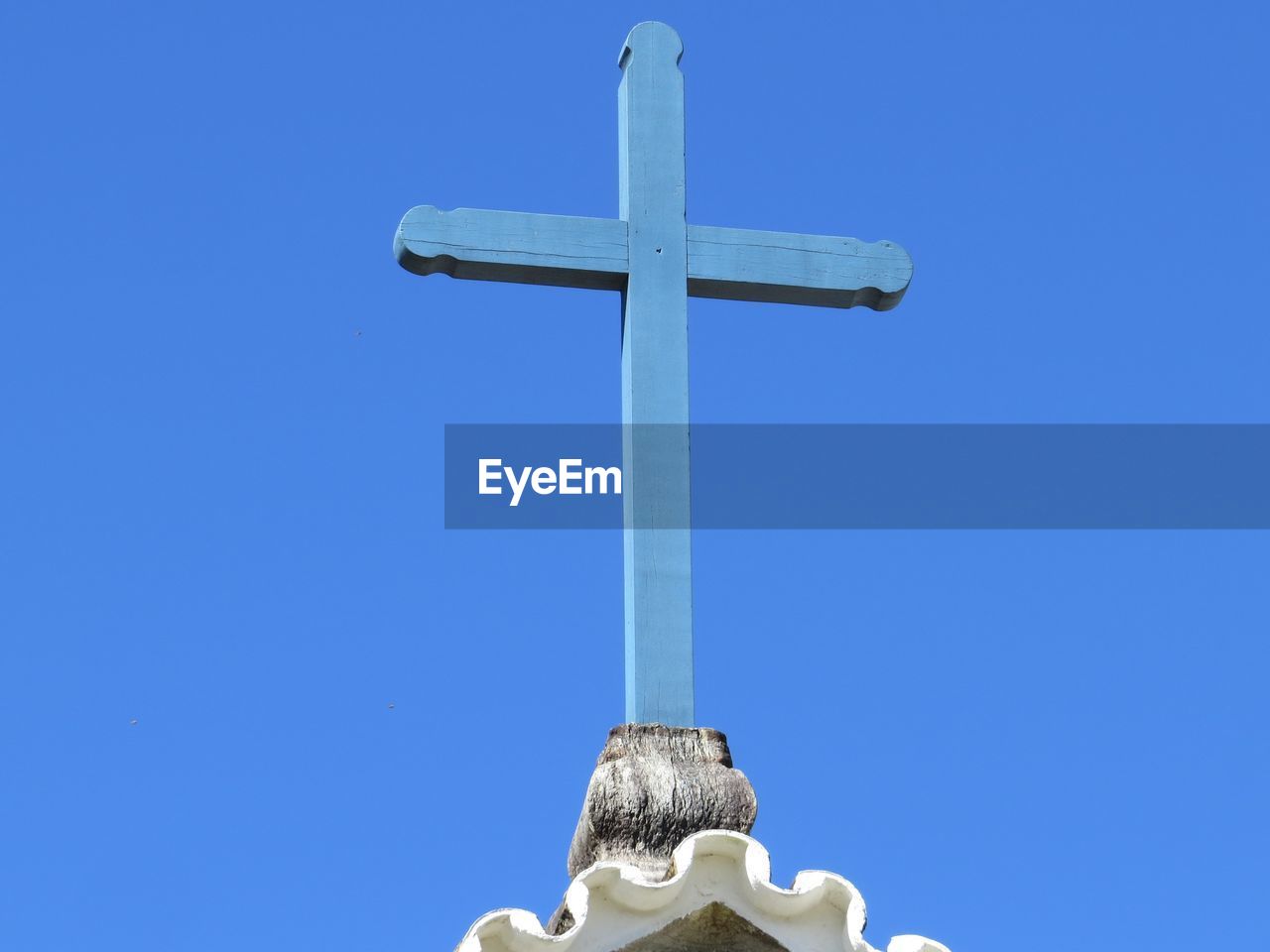 LOW ANGLE VIEW OF CROSS AGAINST BLUE SKY