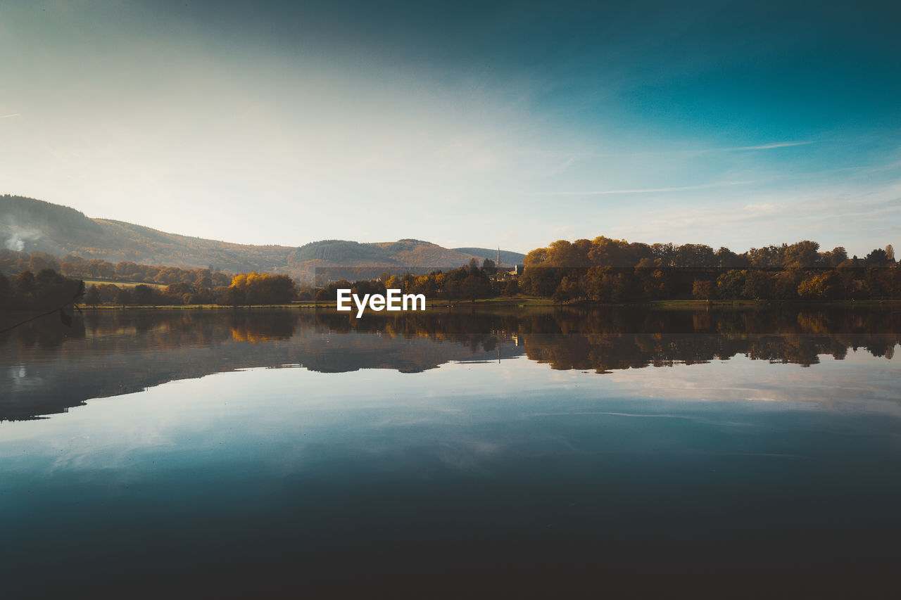 SCENIC VIEW OF LAKE BY MOUNTAINS AGAINST SKY