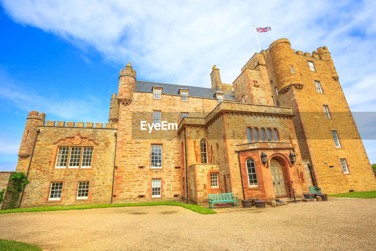 LOW ANGLE VIEW OF HISTORICAL BUILDING AGAINST BLUE SKY