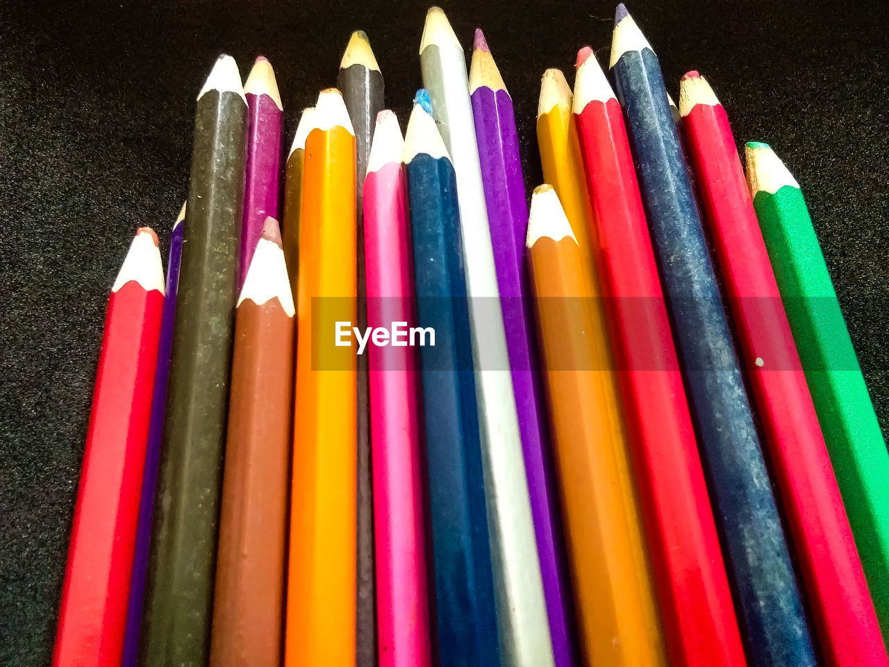 CLOSE-UP OF COLORED PENCILS