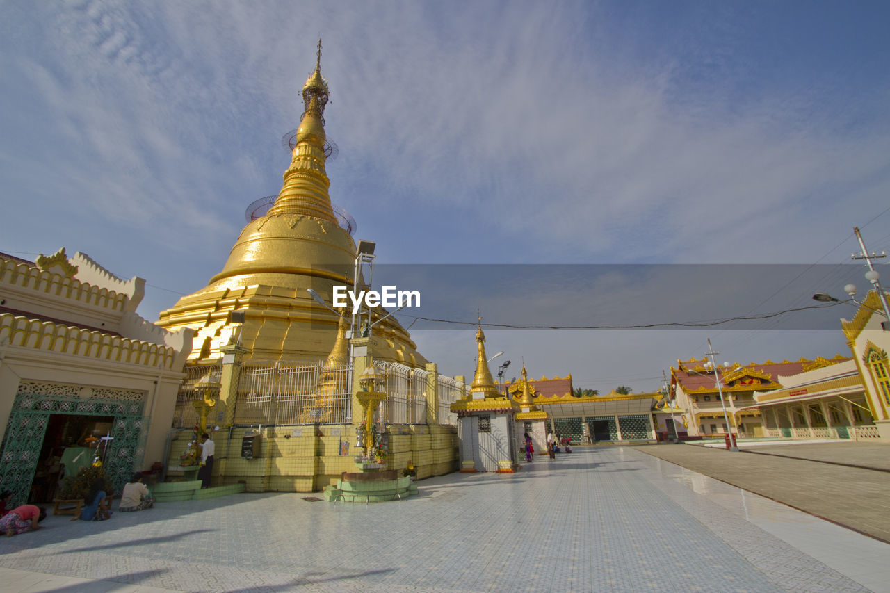 VIEW OF PAGODA AGAINST BUILDING