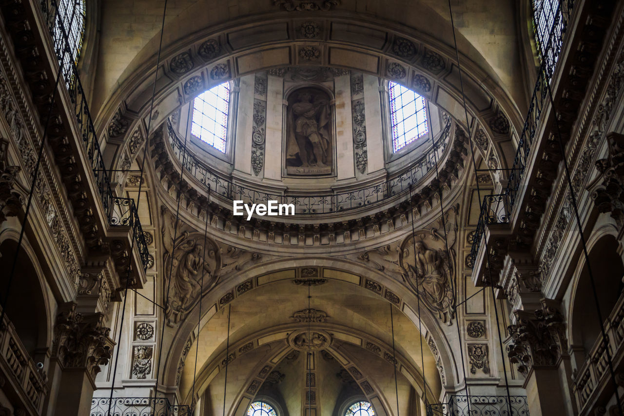 Beautiful nave of the saint paul church in paris