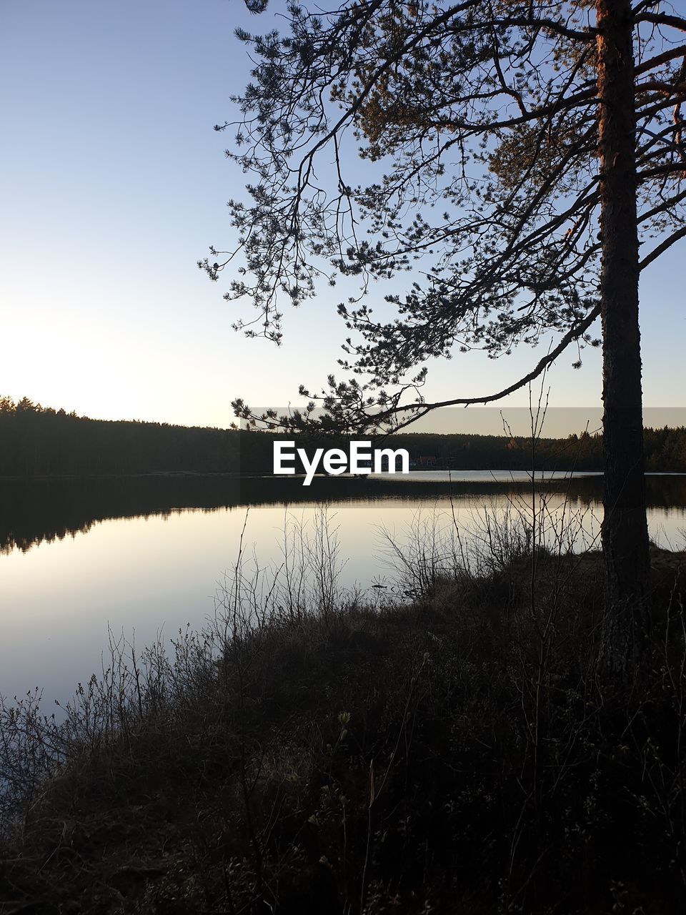 SCENIC VIEW OF LAKE AGAINST SKY AT SUNSET