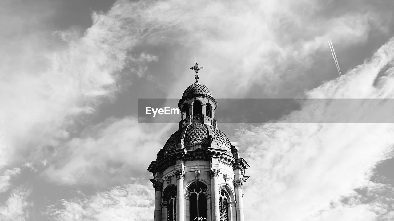 LOW ANGLE VIEW OF BUILDING AGAINST CLOUDY SKY