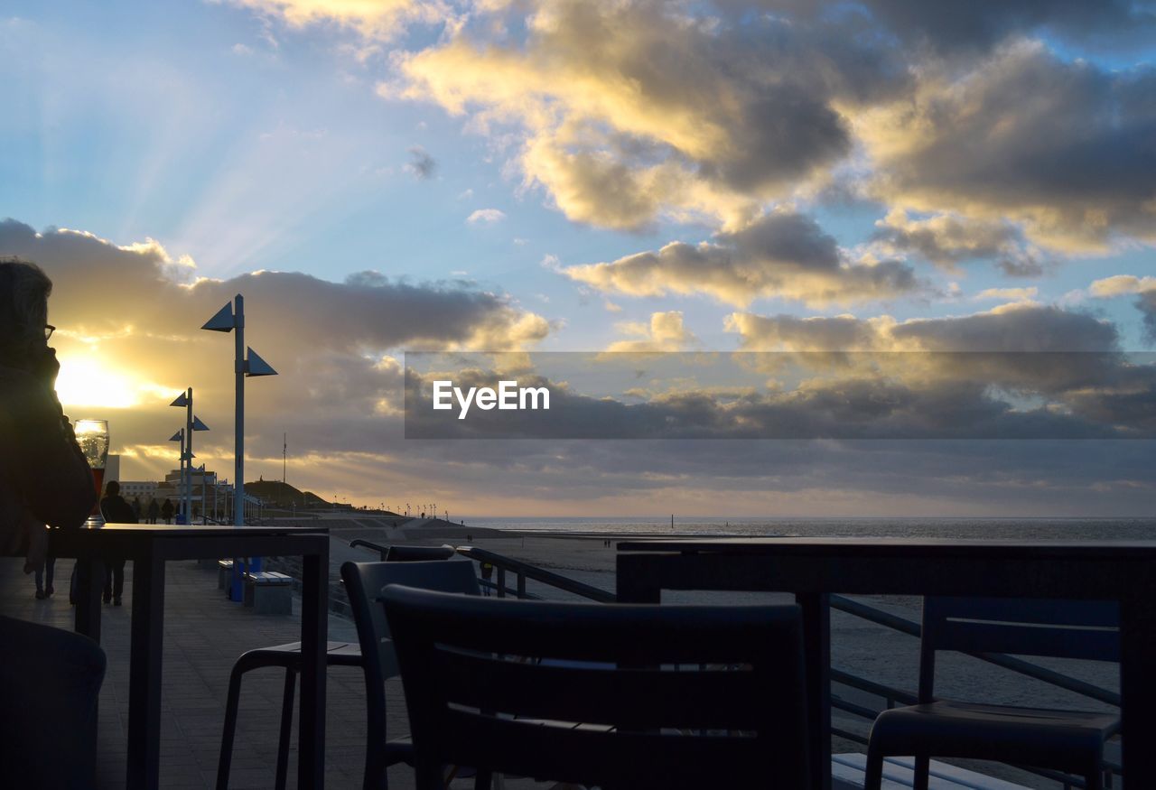 SCENIC VIEW OF SEA AGAINST SUNSET SKY