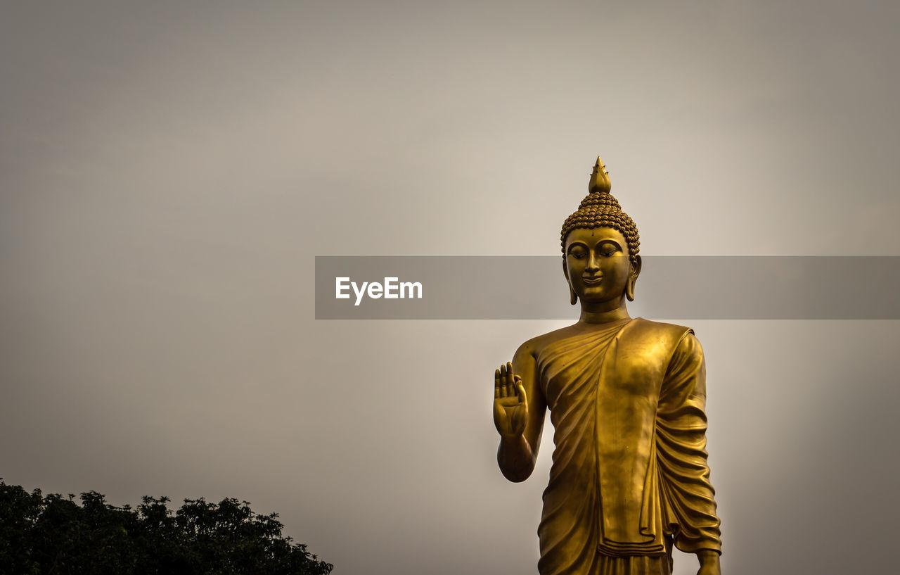 LOW ANGLE VIEW OF STATUE AGAINST SKY AT TEMPLE