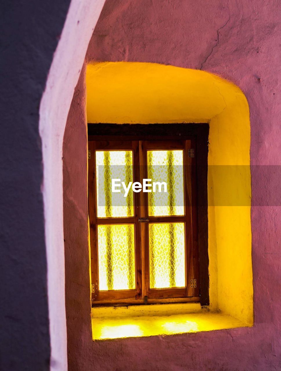 YELLOW WINDOW