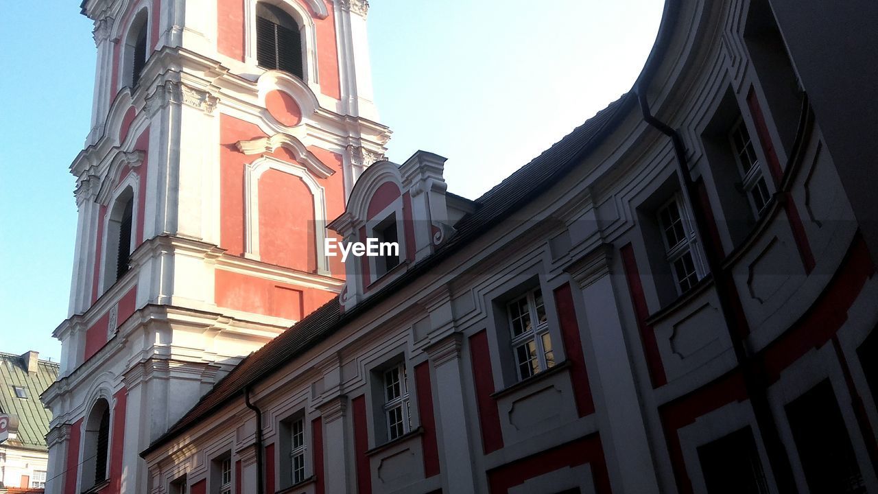 LOW ANGLE VIEW OF BUILDINGS AGAINST SKY