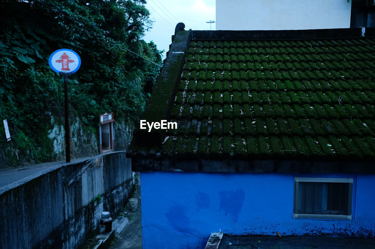 LOW ANGLE VIEW OF HOUSE AGAINST BUILDING