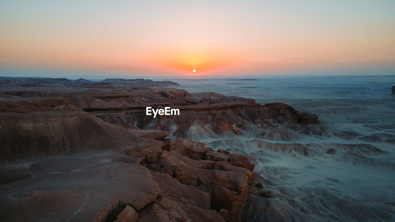 SCENIC VIEW OF SEA AGAINST ORANGE SKY