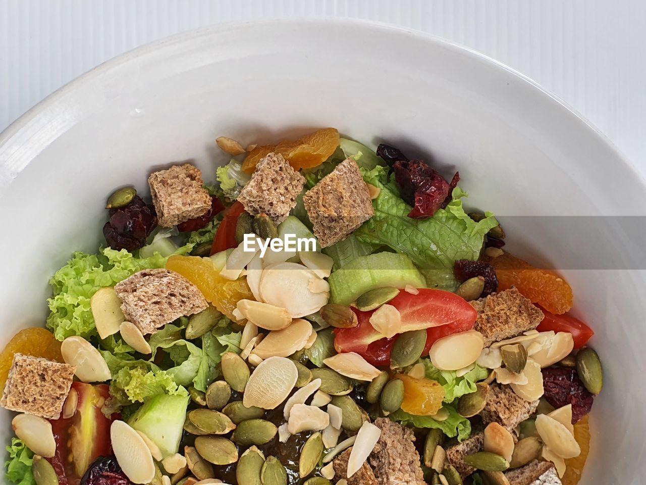 HIGH ANGLE VIEW OF FRESH VEGETABLES IN BOWL