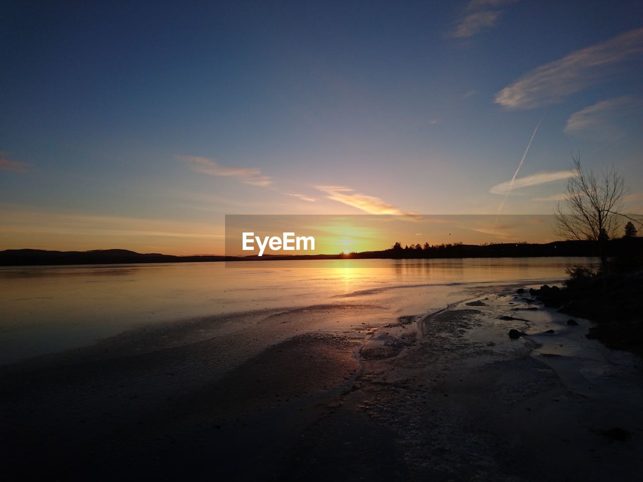 SCENIC VIEW OF BEACH AGAINST SKY AT SUNSET