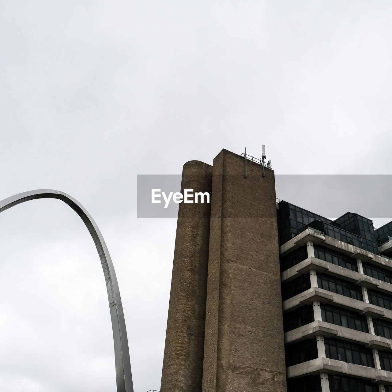 LOW ANGLE VIEW OF BUILDINGS AGAINST SKY