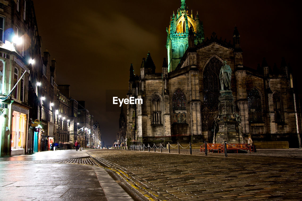 PANORAMIC VIEW OF ILLUMINATED BUILDINGS IN CITY