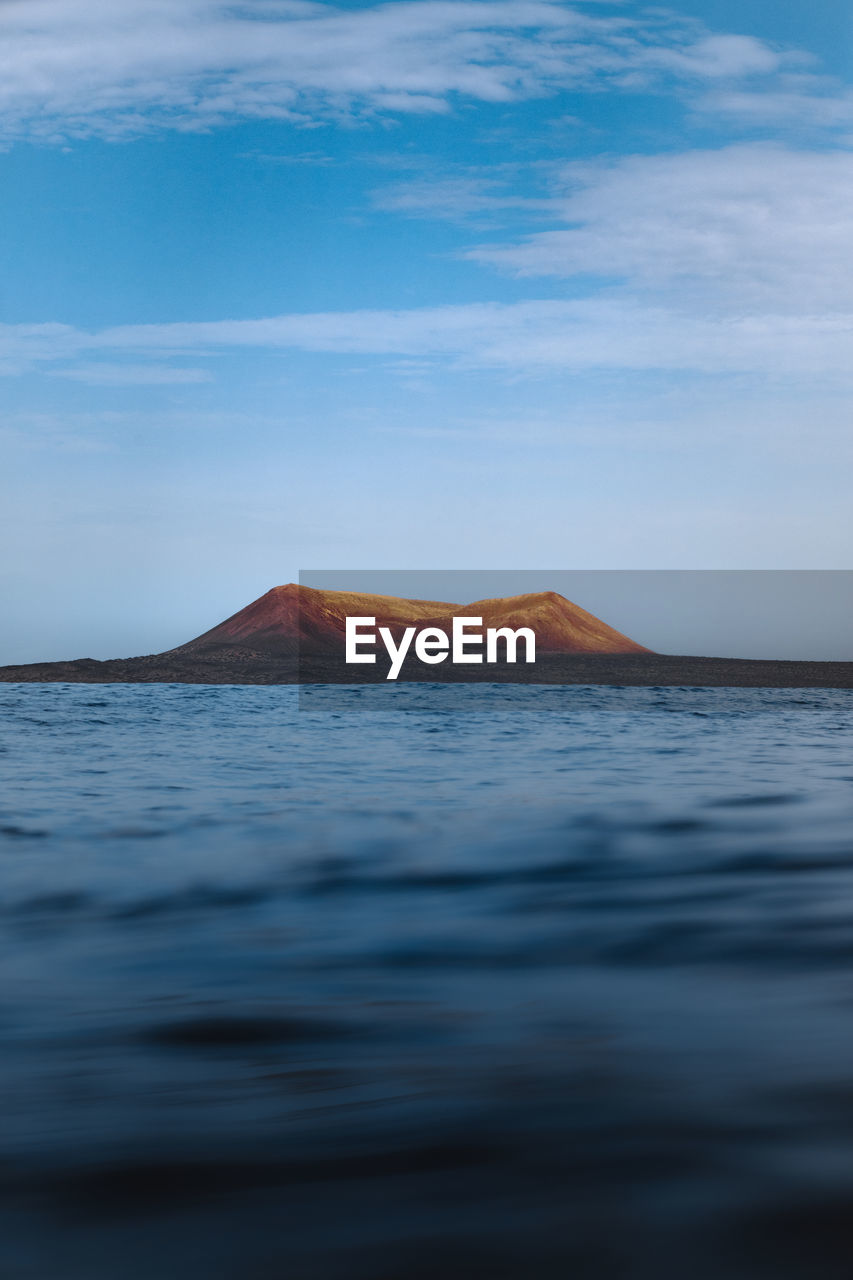 SCENIC VIEW OF SEA AND MOUNTAINS AGAINST SKY