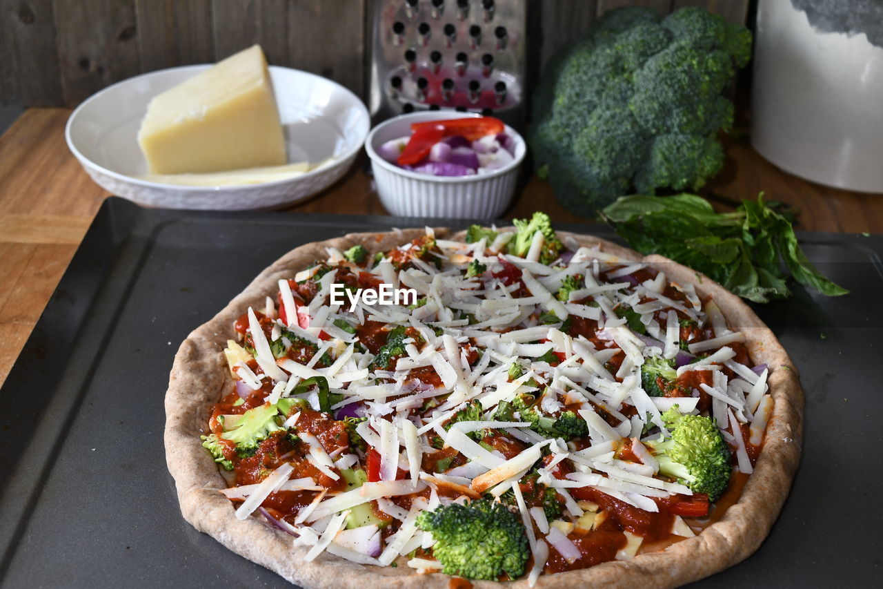 CLOSE-UP OF FOOD IN KITCHEN